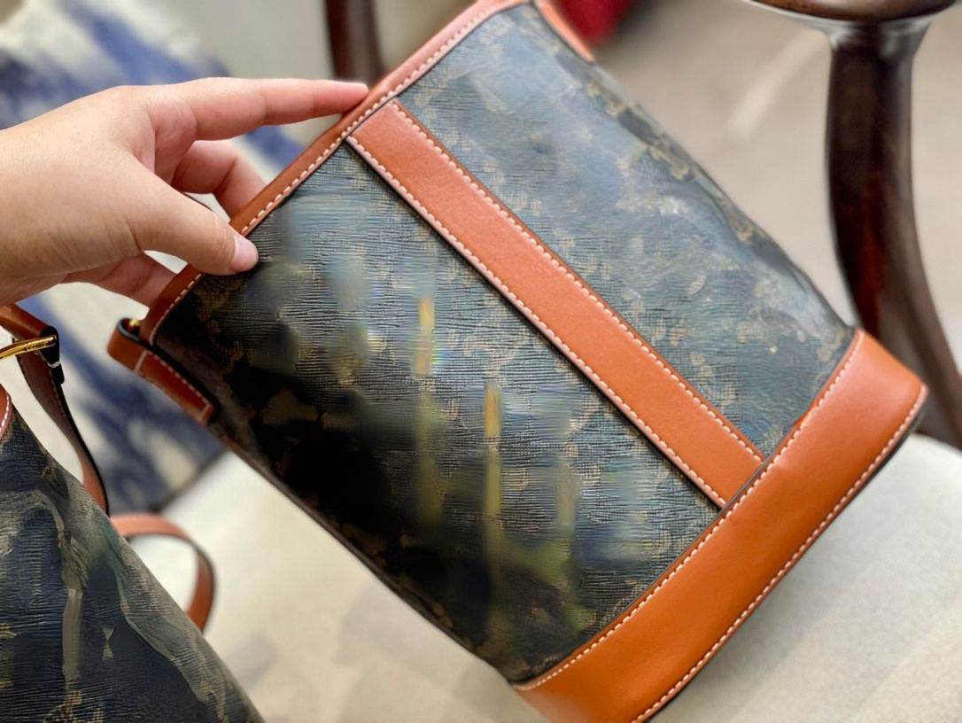 Designer Triomphe Bucket bags 191442 Large Capacity Shoulder bag Shopping Commuting Crossbody bag Leather old pattern underarm handbag adjustable shoulder strap, Brown
Designer Triomphe Bucket bags 191442 Large Capacity Shoulder bag Shopping Commuting Crossbody bag Leather old pattern underarm handbag adjustable shoulder strap, Brown