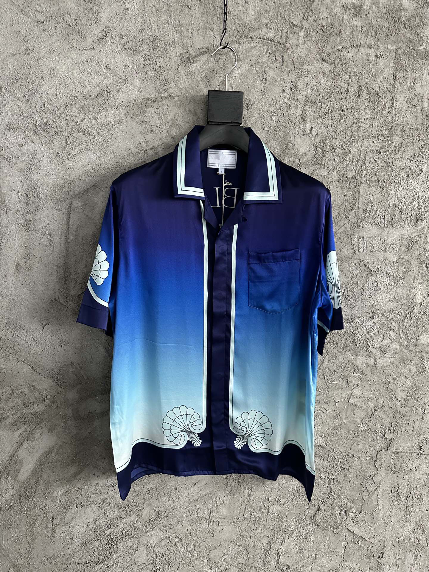 Highend quality mens short sleeved silk shirt beautiful printed single breasted design US size luxury designer shirts, Multi
Highend quality mens short sleeved silk shirt beautiful printed single breasted design US size luxury designer shirts, Multi