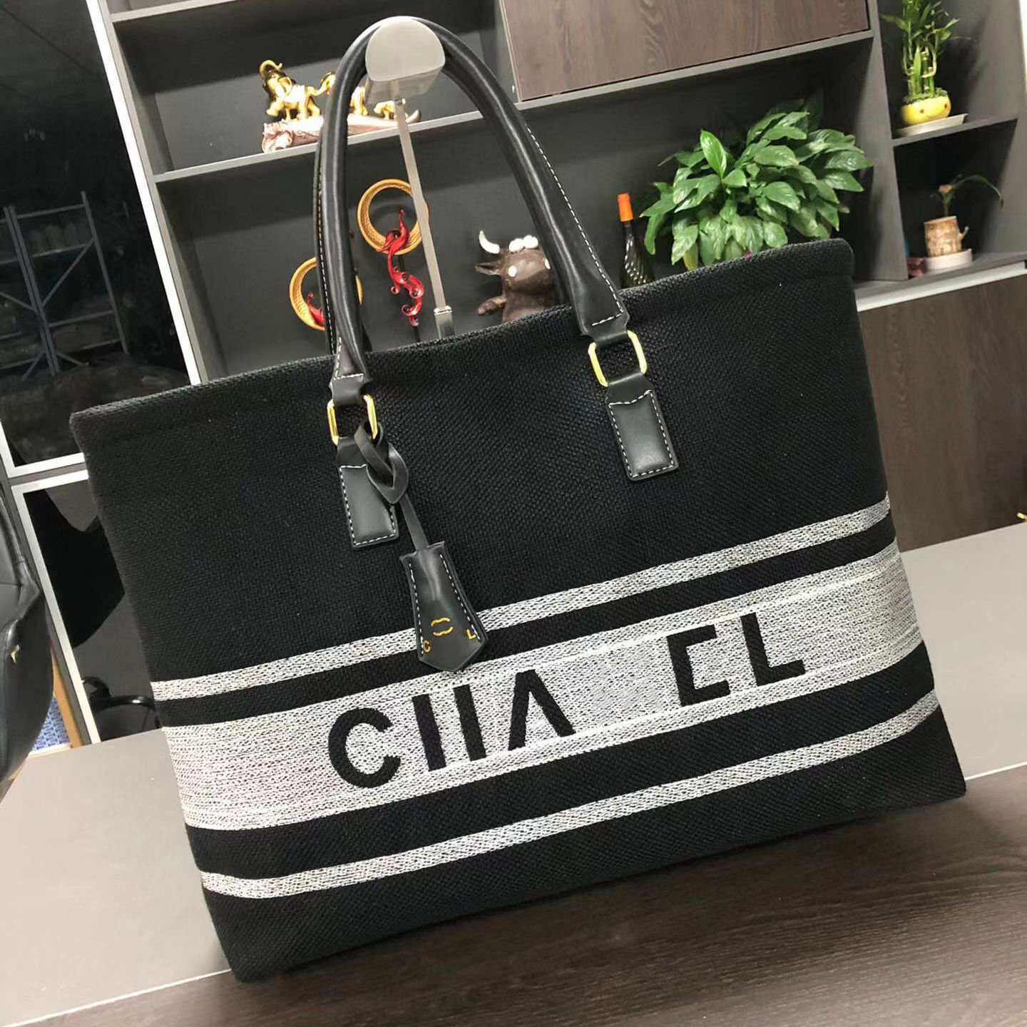 Totes Women Luxury Handbags Designer Beach Bag Top Quality Fashion Knitting Purse Shoulder Large Tote With Chain Canvas Shopping bag gift 2023, Beige
Totes Women Luxury Handbags Designer Beach Bag Top Quality Fashion Knitting Purse Shoulder Large Tote With Chain Canvas Shopping bag gift 2023, Beige