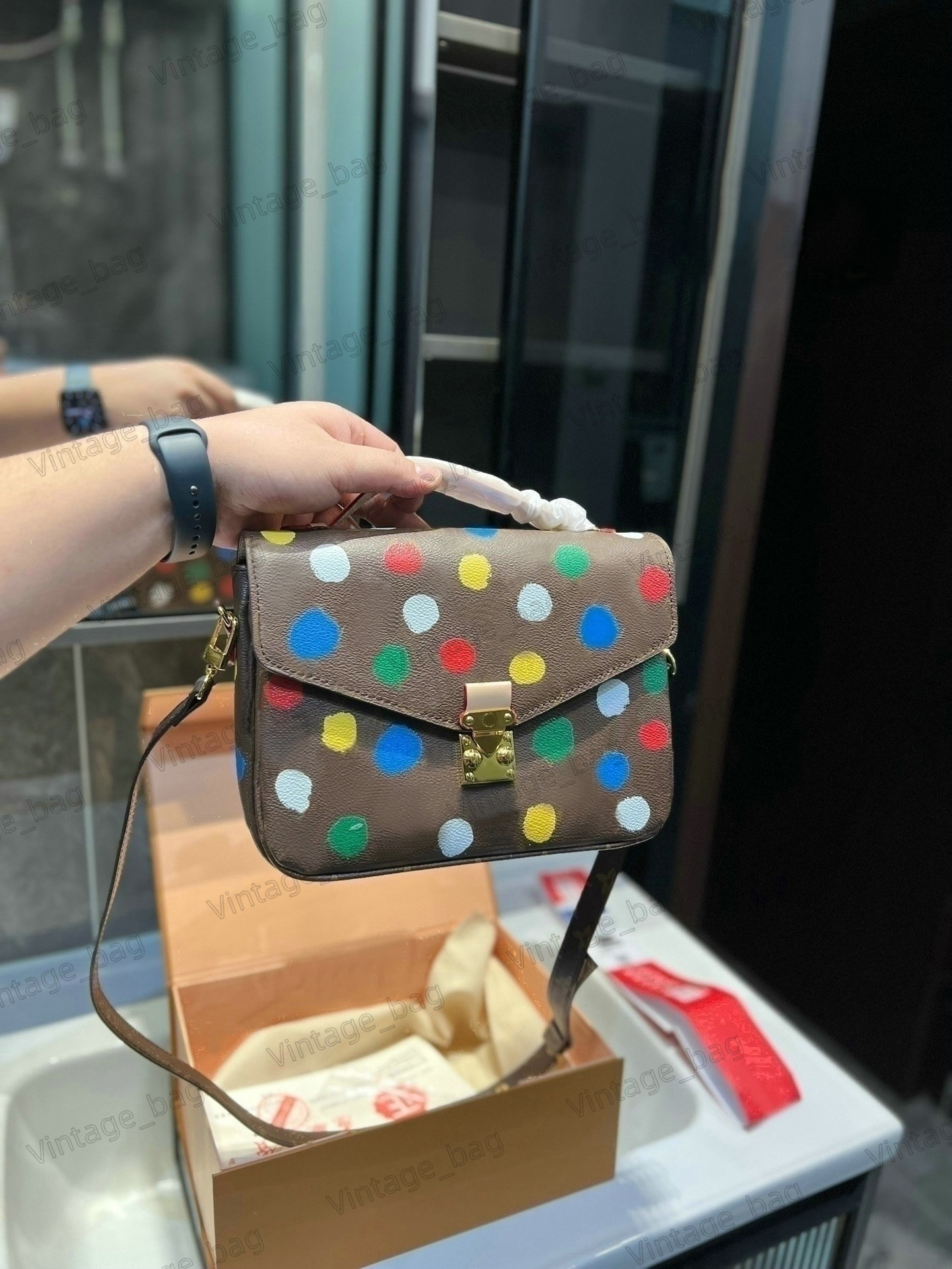 Pochette Mini Handbag Women YK Monograms Embossed Canvas Colored Dots Designer Shoulder Crossbody Messenger Bag Handle Bags M46384
Pochette Mini Handbag Women YK Monograms Embossed Canvas Colored Dots Designer Shoulder Crossbody Messenger Bag Handle Bags M46384