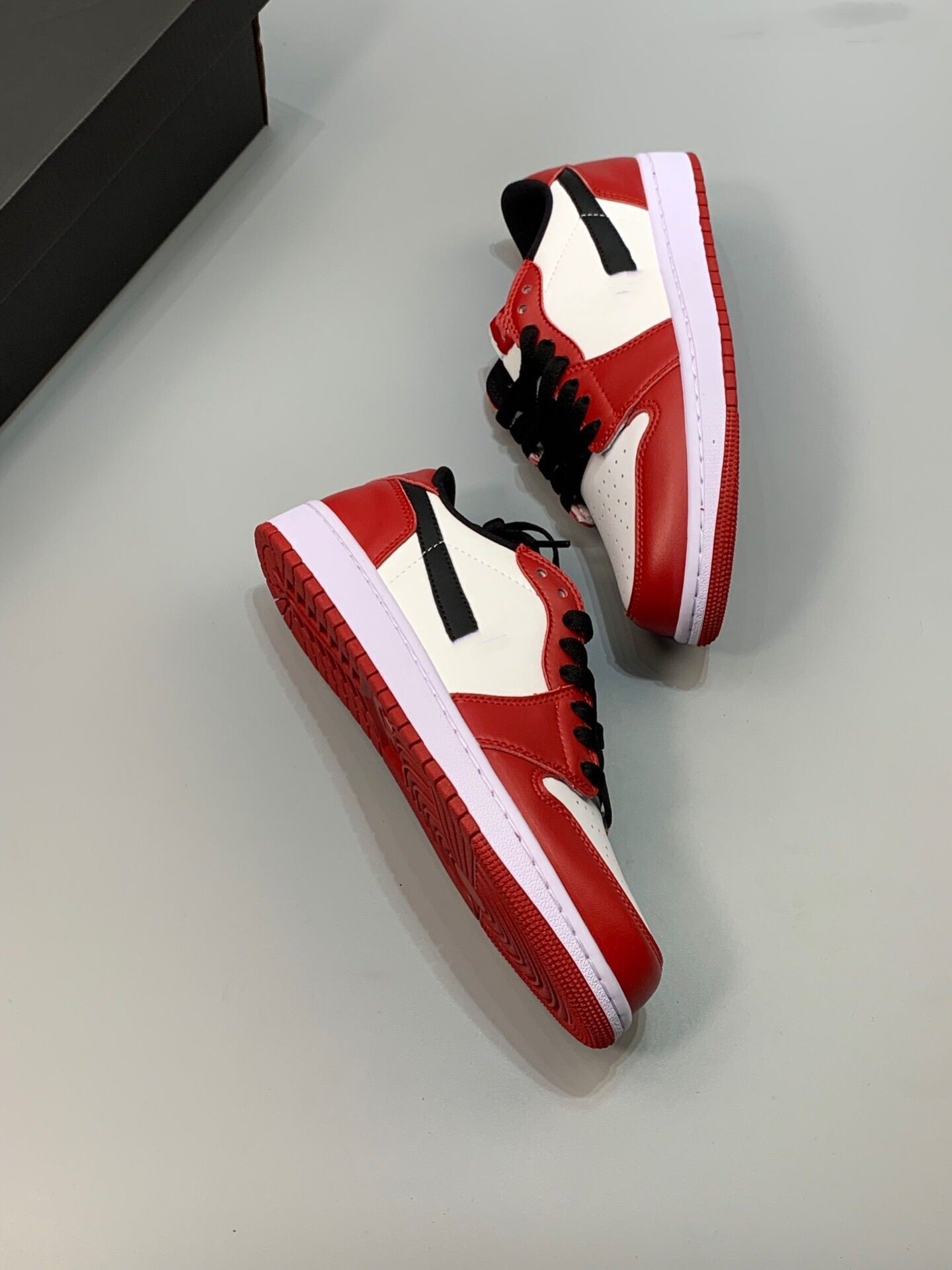 Outdoor Casual Basketball Shoes For Girls Boys 2023 Jumpman 1 1s Low Chicago Brand Name Sportswear Designer Sneakers Varsity Red Black-White
Outdoor Casual Basketball Shoes For Girls Boys 2023 Jumpman 1 1s Low Chicago Brand Name Sportswear Designer Sneakers Varsity Red Black-White