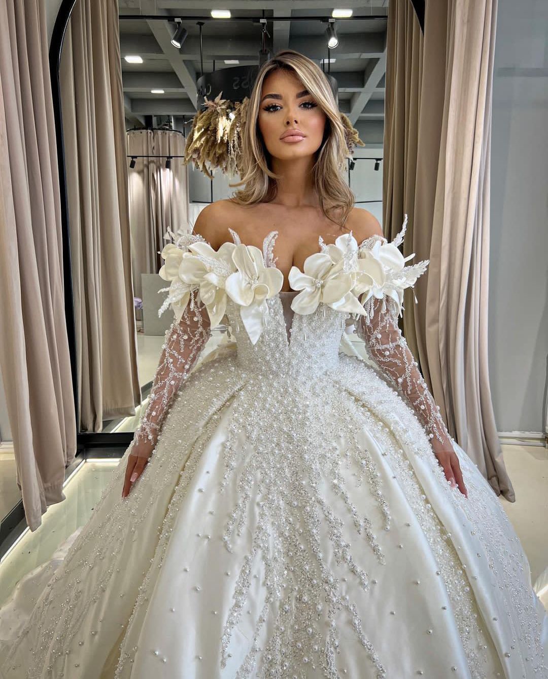 Luxury Ball Gown Wedding Dresses V Neck Long Sleeves 3D Flowers Sequins Appliques Floor Length Beaded Pearls Satin Ruffles Formal Dresses Gown Bridal 