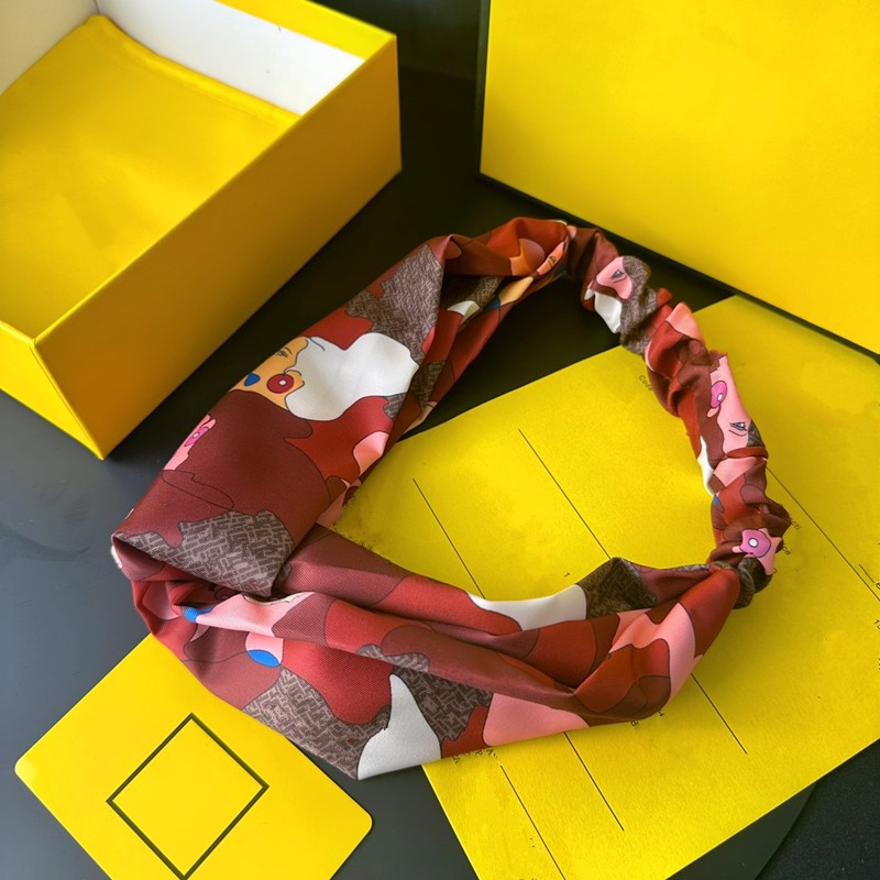 With BOX F Designer Satin Cross Elastic Headbands Women Summer New Italy Brands Girls Red Brown Letter Hair bands Scarf Hair Accessories Gifts Yoga Headwraps
With BOX F Designer Satin Cross Elastic Headbands Women Summer New Italy Brands Girls Red Brown Letter Hair bands Scarf Hair Accessories Gifts Yoga Headwraps
