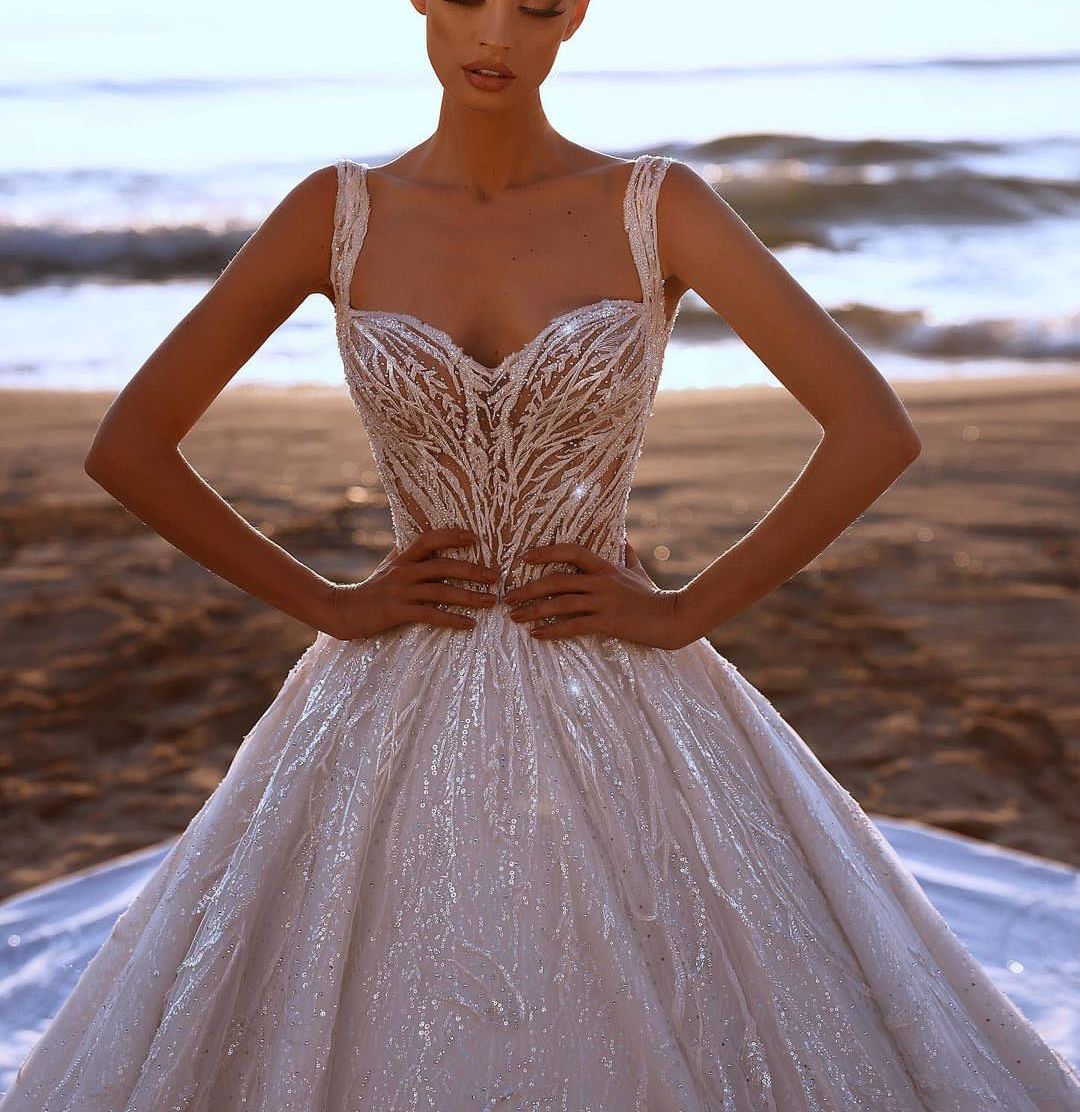 Luxury Ball Gown Wedding Dresses Sleeveless V Neck Straps 3D Lace Sequins Appliques Beaded Ruffles Diamonds Bridal Gowns Plus Size Custom Made Vestido