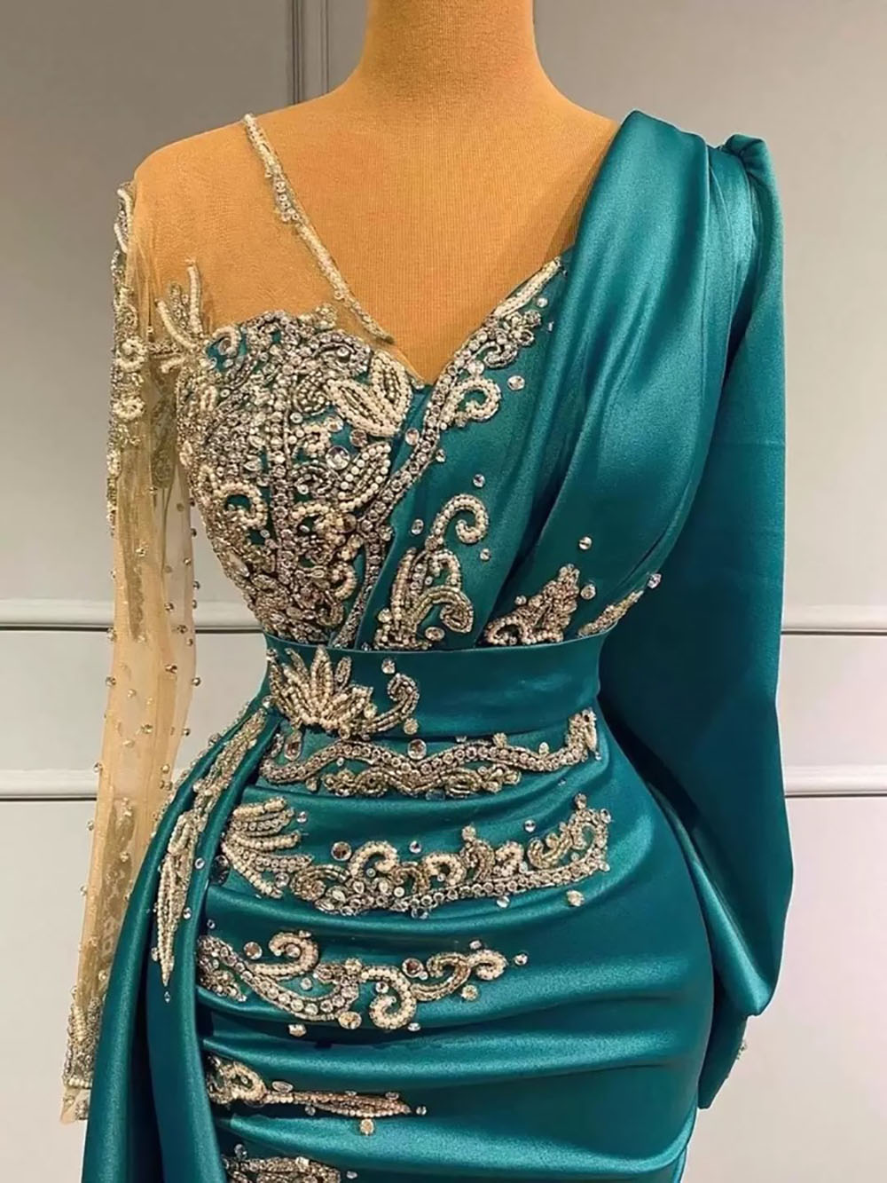 Long Sleeve Prom Evening Dresses Formal Occasion Wear Gold Appliques Beads Hunter Sheer Neck Arabic Robe de soriee V-Neck Custom New Plus Size