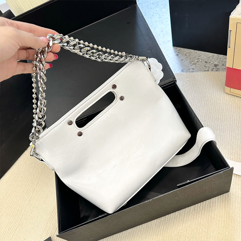 One Shoulder Bag Diagonal Span bag women's luxury bag Shopping bag Handbag 23 new genuine leather silver chain fashion oil wax leather casual everything goes with it, White
One Shoulder Bag Diagonal Span bag women's luxury bag Shopping bag Handbag 23 new genuine leather silver chain fashion oil wax leather casual everything goes with it, White