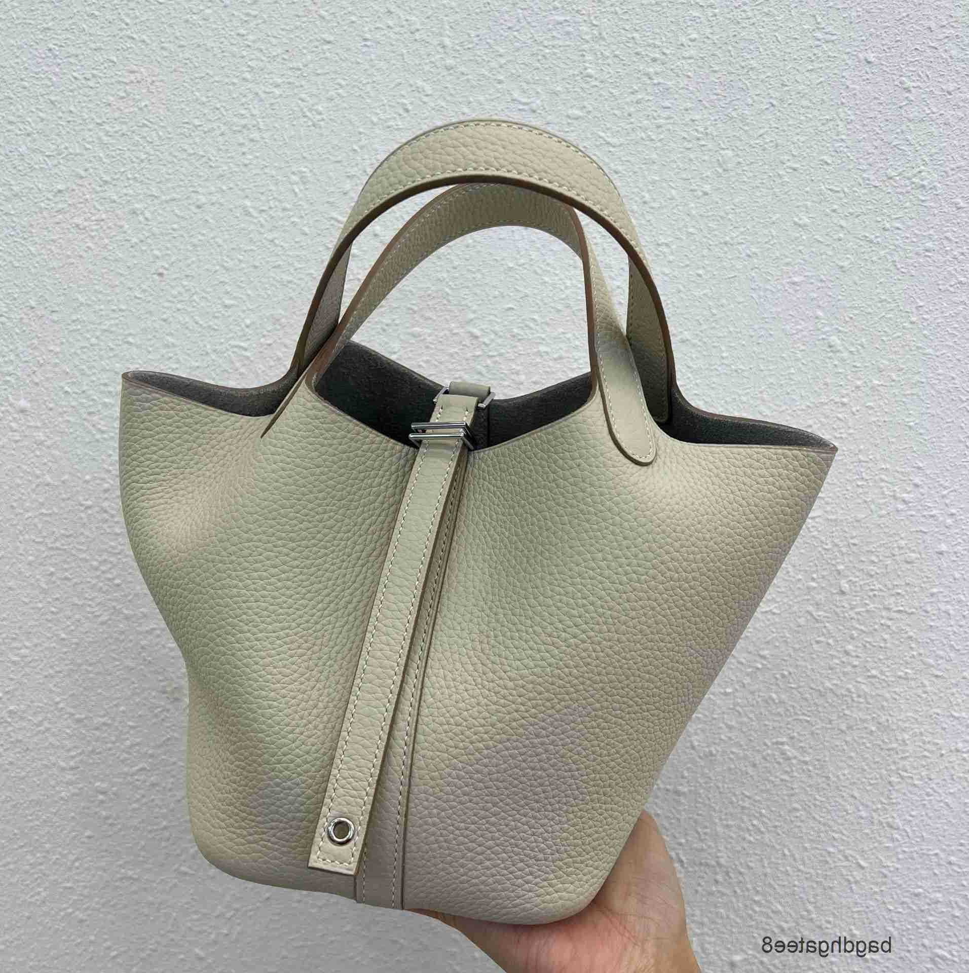 Vegetable Designer Bag Layer He Picotin Locks Thread 2023 Bags Wax Basket Cowhide Hand Litchi Top Grain Portable Bucket Sqzycvn LY8U ZJ6Z, Black (silver button)
Vegetable Designer Bag Layer He Picotin Locks Thread 2023 Bags Wax Basket Cowhide Hand Litchi Top Grain Portable Bucket Sqzycvn LY8U ZJ6Z, Black (silver button)