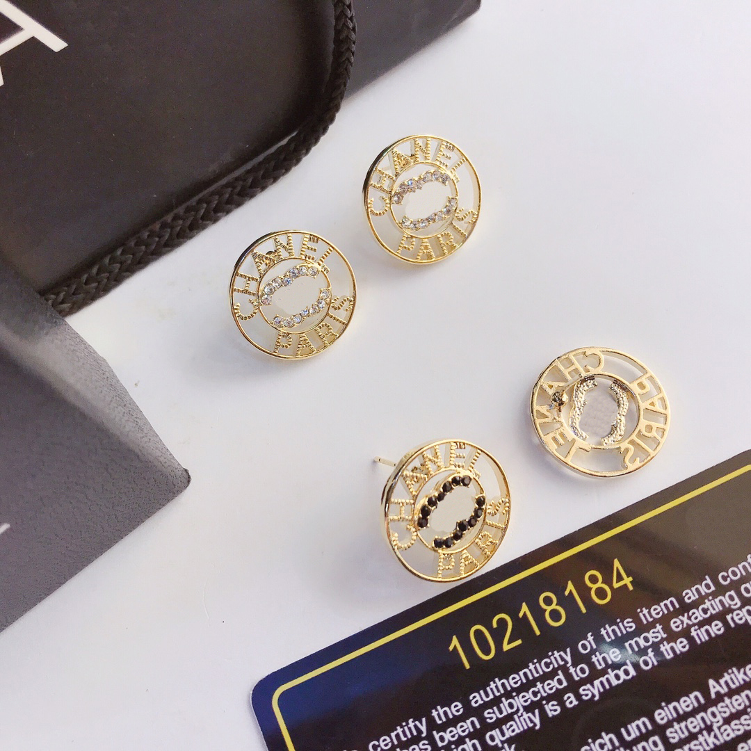 Designer Letter Stud Earrings Spring Brand Earrings 18K Gold Plated Romantic Women Love Earrings Fashion Versatile Jewelry Popular Family Gifts Accessories
Designer Letter Stud Earrings Spring Brand Earrings 18K Gold Plated Romantic Women Love Earrings Fashion Versatile Jewelry Popular Family Gifts Accessories