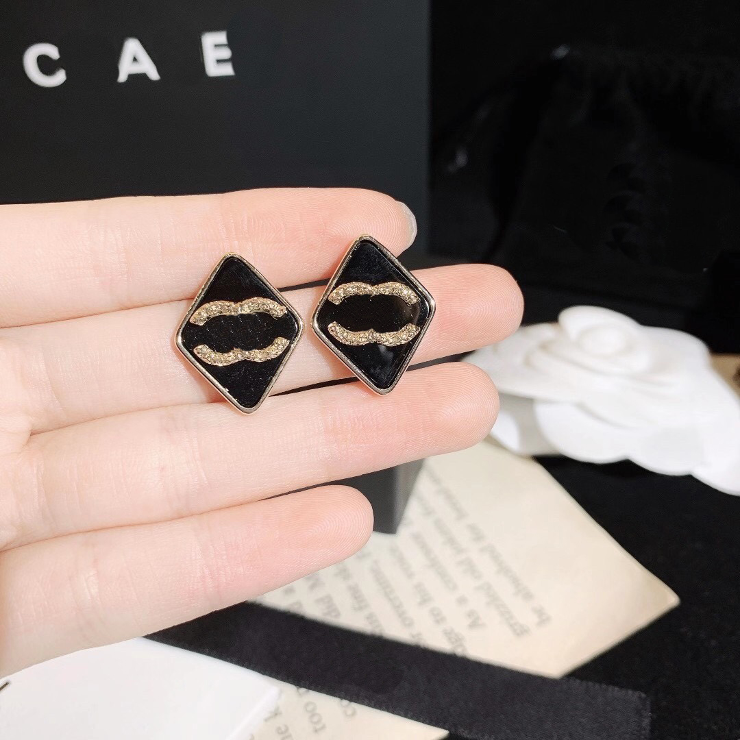 Vintage Design Stud Earrings Designer Earrings Stamp Girls Fashion 18k Gold Plated Earrings Black And White Popular Brand Jewelry Spring New Accessories Party
Vintage Design Stud Earrings Designer Earrings Stamp Girls Fashion 18k Gold Plated Earrings Black And White Popular Brand Jewelry Spring New Accessories Party