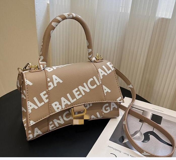 Fashion Design PU Leather Crossbody Bags for Women Luxury Korean Version Simple Shoulder Bag Female Purse and Handbag H0592
Fashion Design PU Leather Crossbody Bags for Women Luxury Korean Version Simple Shoulder Bag Female Purse and Handbag H0592