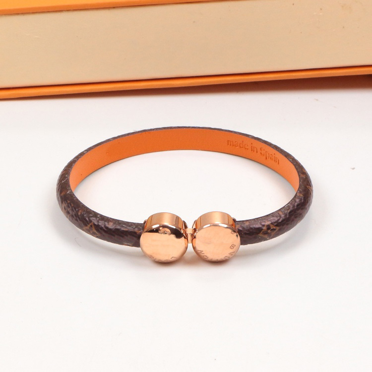 Fashion Designer Gold Open Bracelet for Women Bracelet 18K Gold Plated Faux PU Leather Stainless Steel Lovers Gift Jewelry Without Box
Fashion Designer Gold Open Bracelet for Women Bracelet 18K Gold Plated Faux PU Leather Stainless Steel Lovers Gift Jewelry Without Box