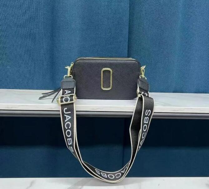 Designer Women Bags New 2023 Contrast Color Small Square Bag Trend Letter Single Shoulder Messenger Bags Wholesale 20-12-7cm
Designer Women Bags New 2023 Contrast Color Small Square Bag Trend Letter Single Shoulder Messenger Bags Wholesale 20-12-7cm