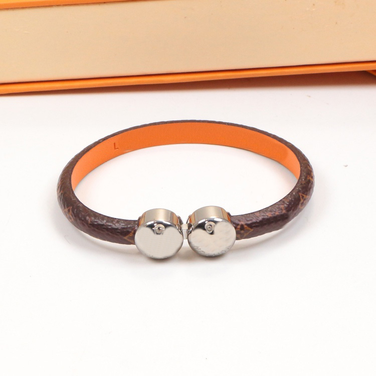 Fashion Designer Gold Open Bracelet for Women Letter18K Gold Plated Faux PU Leather Stainless Steel Lovers Gift Jewelry Without Box
Fashion Designer Gold Open Bracelet for Women Letter18K Gold Plated Faux PU Leather Stainless Steel Lovers Gift Jewelry Without Box
