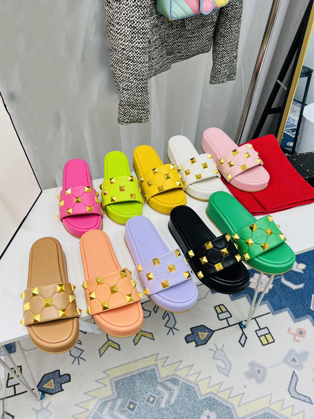 Luxurys Designers Womens Sandals rivet Thick bottom slipper Leather Rubber Slides Dazzling Platform Sliders Loafers with thick soles 4cm with box dust bag, White
Luxurys Designers Womens Sandals rivet Thick bottom slipper Leather Rubber Slides Dazzling Platform Sliders Loafers with thick soles 4cm with box dust bag, White