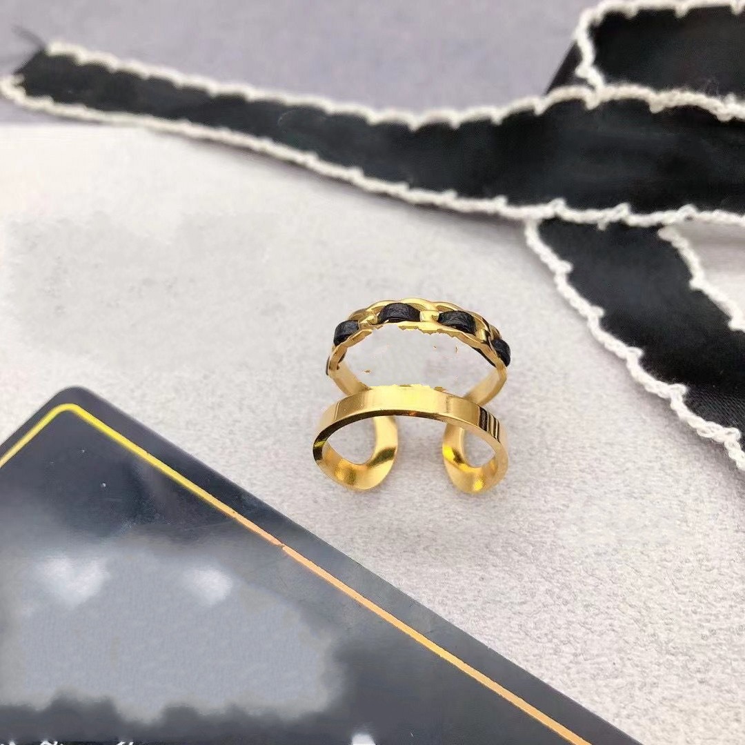 Hip hop Logo engrave designer C Ring Extravagant 18K Gold 316L Stainless Steel letter Rings Women men wedding Jewelry Lady Party Gifts 7 8
Hip hop Logo engrave designer C Ring Extravagant 18K Gold 316L Stainless Steel letter Rings Women men wedding Jewelry Lady Party Gifts 7 8
