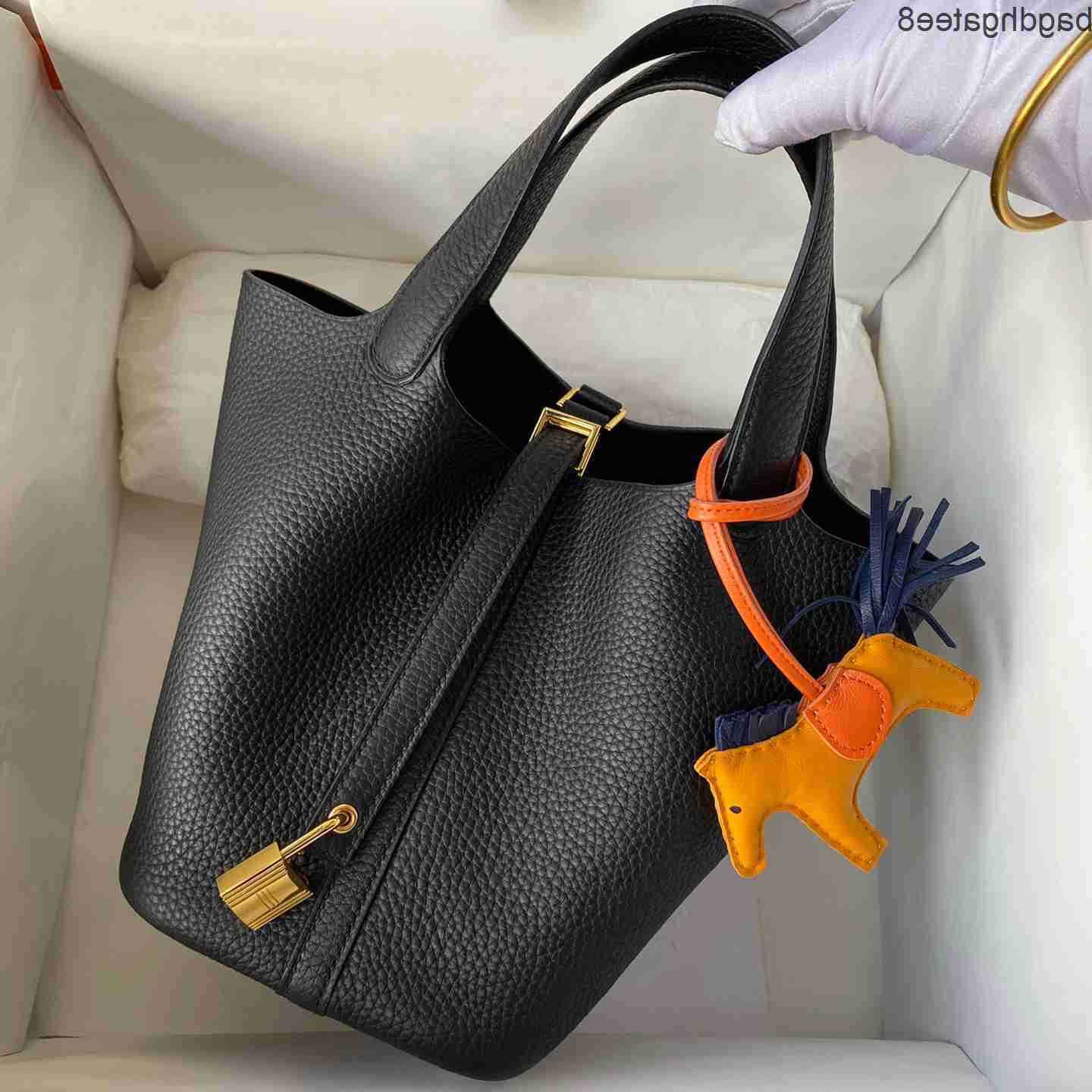 Bags Handmade Lock Basket Designer Portable Bag h Shoulder He Female Picotin Mini Summer Litchi Pattern Bucket Handbagcvn V511 8RU8, Malachite green
Bags Handmade Lock Basket Designer Portable Bag h Shoulder He Female Picotin Mini Summer Litchi Pattern Bucket Handbagcvn V511 8RU8, Malachite green