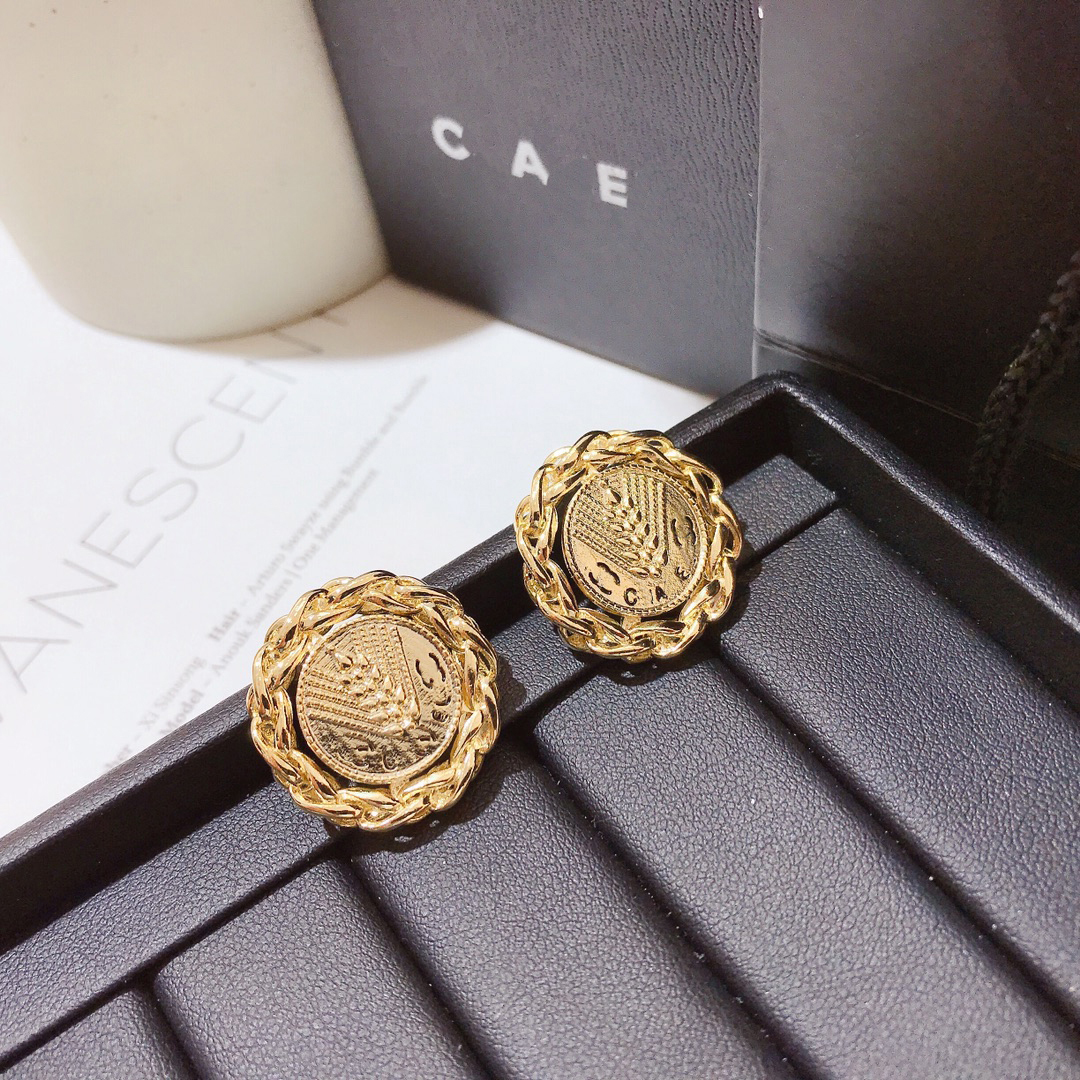 18k Gold Earrings Stud Designer Love Stamp Earrings European Luxury Jewelry Earring Romantic Couple Accessories Fashion Versatile Exquisite Design Gifts Family
18k Gold Earrings Stud Designer Love Stamp Earrings European Luxury Jewelry Earring Romantic Couple Accessories Fashion Versatile Exquisite Design Gifts Family