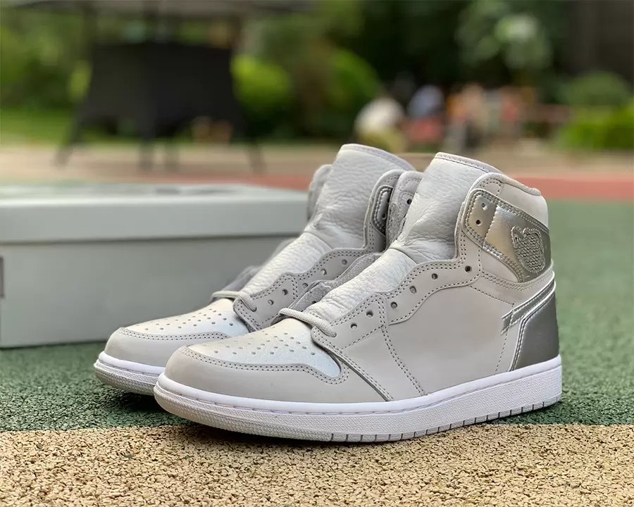 Coming With Box Basketball Shoes 2023 Jumpman 1 high OG Japan men women Neutral Grey Metallic Silver Sneakers trainers
Coming With Box Basketball Shoes 2023 Jumpman 1 high OG Japan men women Neutral Grey Metallic Silver Sneakers trainers