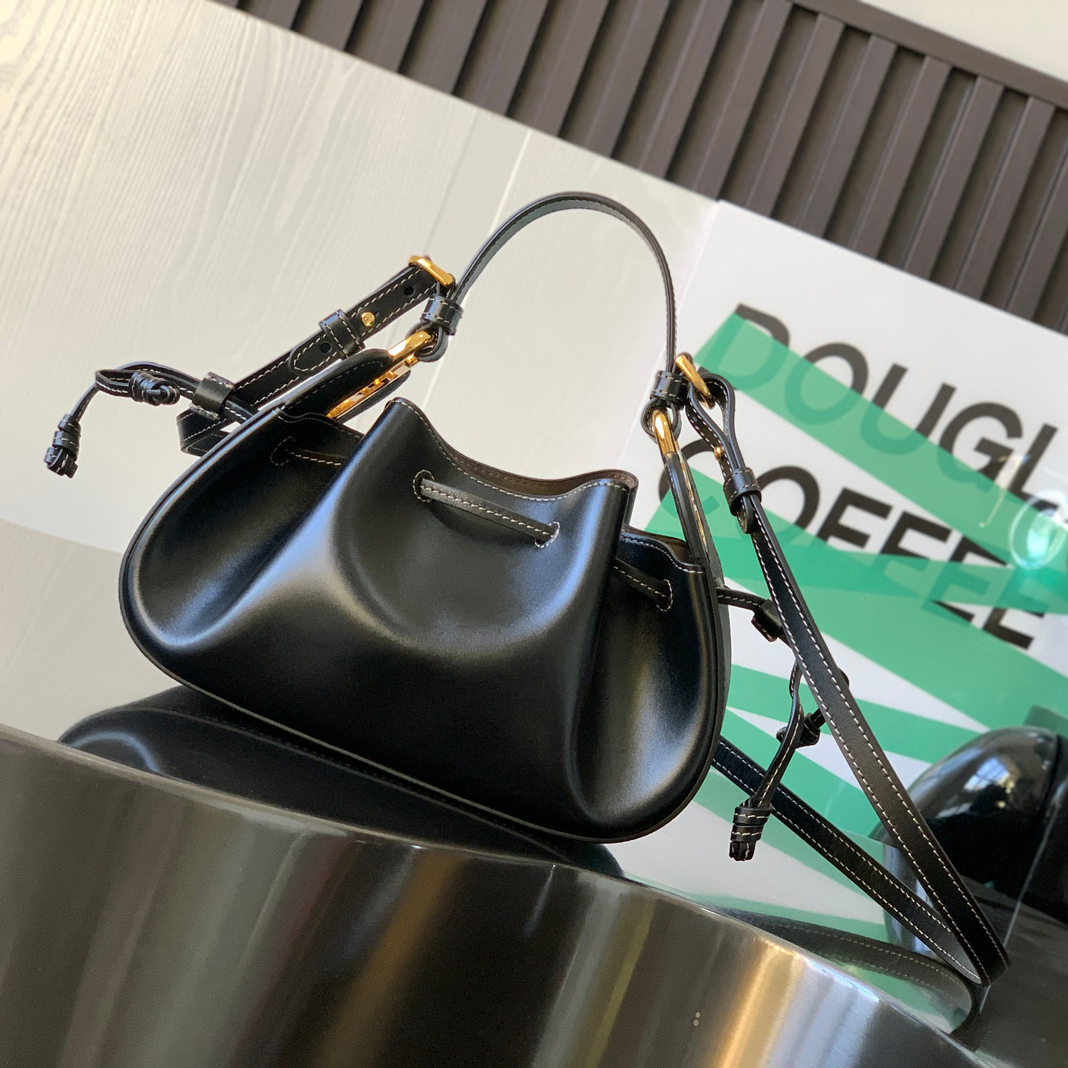 9A Designer Bag Luxury Brand Genuine Leather Mini Drawstring Bucket Handbag Simplified Style, Black
9A Designer Bag Luxury Brand Genuine Leather Mini Drawstring Bucket Handbag Simplified Style, Black