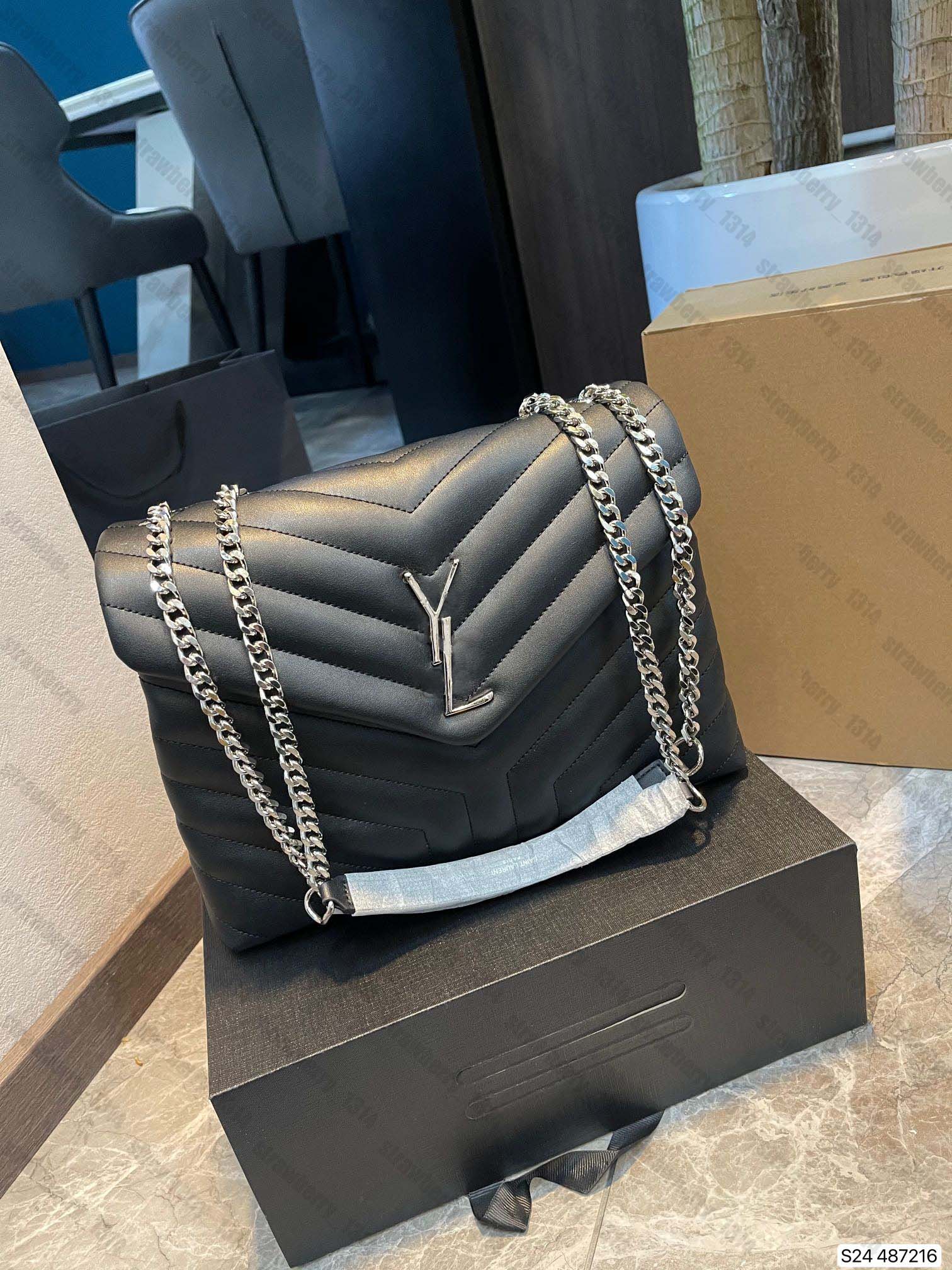 2023 Womens luxurys favorite handbag Elegant and noble shoulder bag commonly used underarm crossbody bag for events Large capacity practical tote bags, Make up the difference
2023 Womens luxurys favorite handbag Elegant and noble shoulder bag commonly used underarm crossbody bag for events Large capacity practical tote bags, Make up the difference