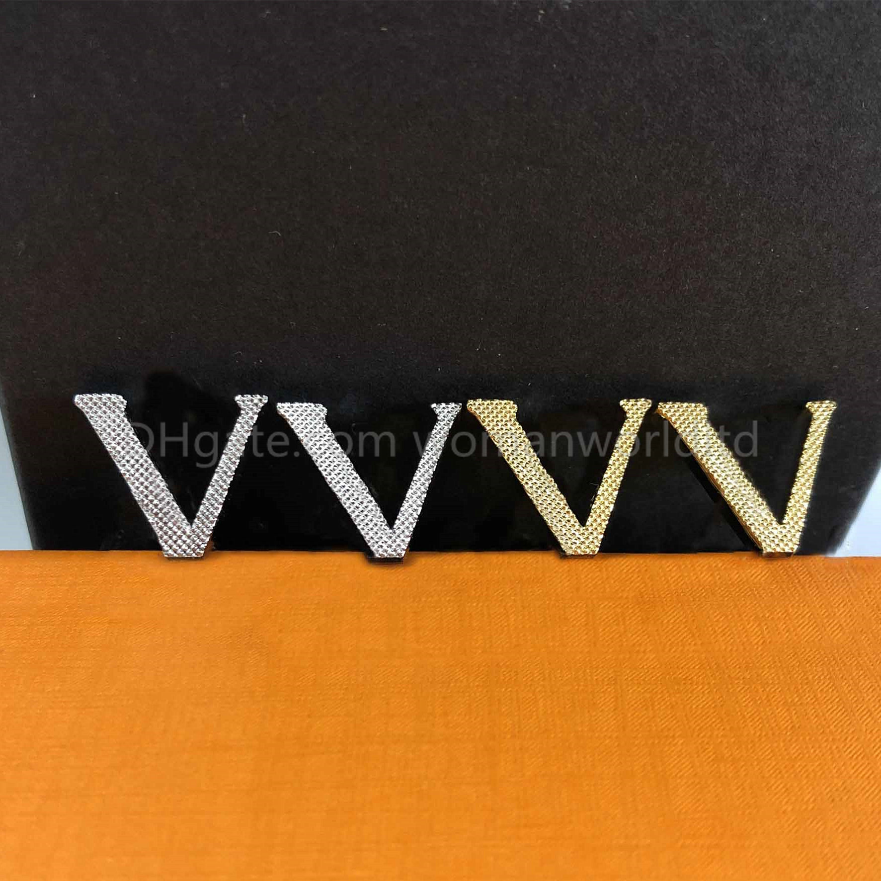 Luxury Designer High Quality Classic Cuff Link Fashion Jewelry Men Classic Letters Cuff Links French Shirt Accessories Wedding Gifts Cufflinks
Luxury Designer High Quality Classic Cuff Link Fashion Jewelry Men Classic Letters Cuff Links French Shirt Accessories Wedding Gifts Cufflinks