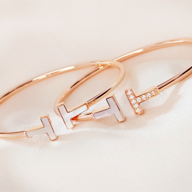Top designer bracelet bangle gold braclet cable titanium steel double T shaped women open symmetric punk hip hop jewelry cuff studded with diamond bracelets
Top designer bracelet bangle gold braclet cable titanium steel double T shaped women open symmetric punk hip hop jewelry cuff studded with diamond bracelets