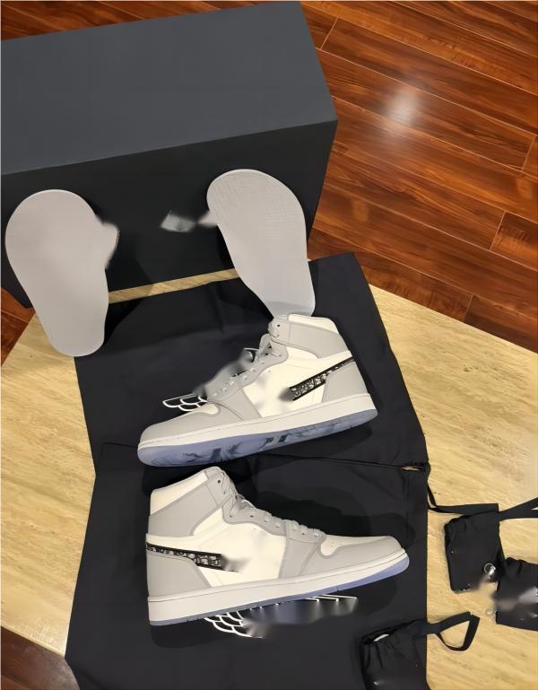 2023 Top Quality Jumpman 1 1s basksetball shoes mens women sport sneakers Bred Patent Bordeaux Dark Mocha Bubble Gum Chicago Obsidian fragment Shadow Royal With Box
2023 Top Quality Jumpman 1 1s basksetball shoes mens women sport sneakers Bred Patent Bordeaux Dark Mocha Bubble Gum Chicago Obsidian fragment Shadow Royal With Box