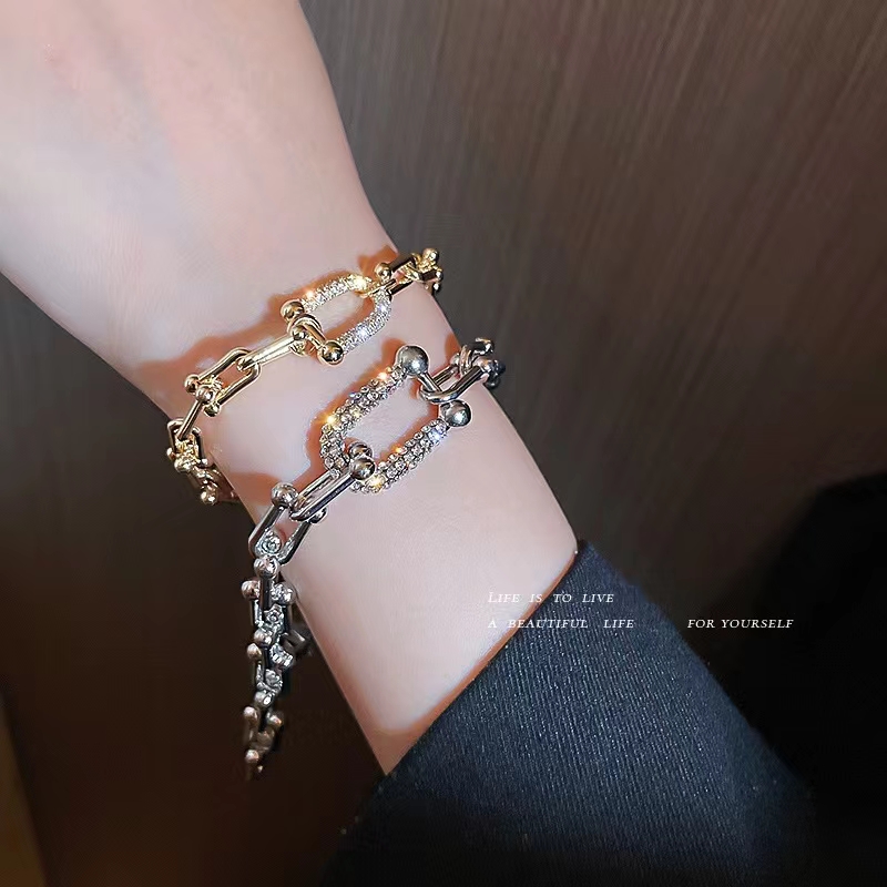 European and American style light luxury metal full diamond diamond ring bracelet women's net red jewelry
European and American style light luxury metal full diamond diamond ring bracelet women's net red jewelry
