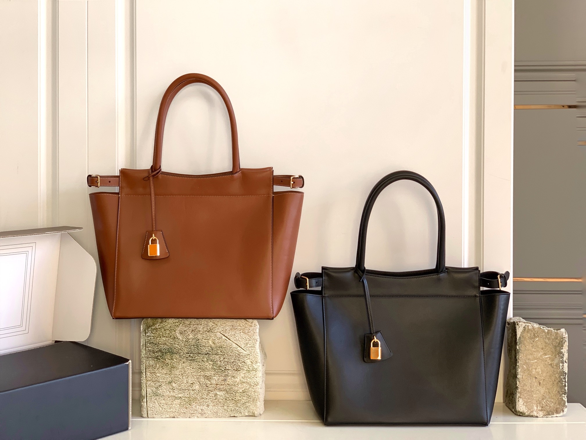 Celinn CABAS tote bag Women's fashion Designer Shopping handbags 10A smooth cowhide leather Shoulder Bag Large capacity phantom Underarm bags Golden lock lady purse, Black
Celinn CABAS tote bag Women's fashion Designer Shopping handbags 10A smooth cowhide leather Shoulder Bag Large capacity phantom Underarm bags Golden lock lady purse, Black