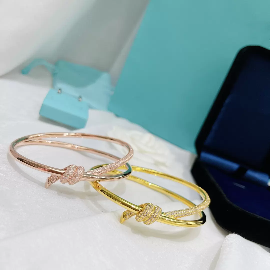 Factory designer bangle T brand bracelet gold ladies plated knot smooth couple fashion luxury jewelry Valentine s Day
Factory designer bangle T brand bracelet gold ladies plated knot smooth couple fashion luxury jewelry Valentine s Day