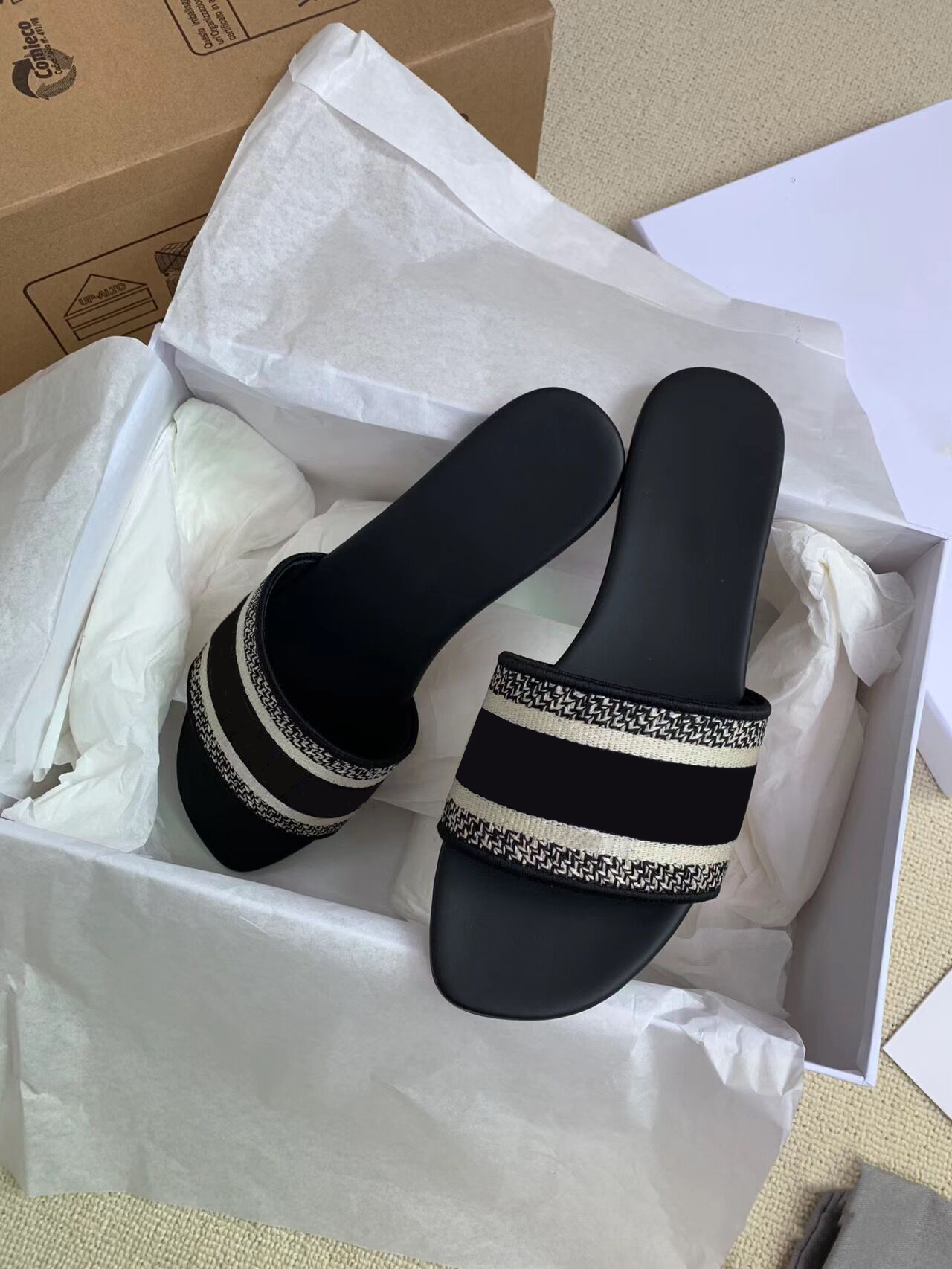 Designer Women Flat Sandals Slides Mule Shoe Luxury Brands 2023 Shoes Woman Ladies Summer Flip Flops Slippers Fashion Miller, Black
Designer Women Flat Sandals Slides Mule Shoe Luxury Brands 2023 Shoes Woman Ladies Summer Flip Flops Slippers Fashion Miller, Black