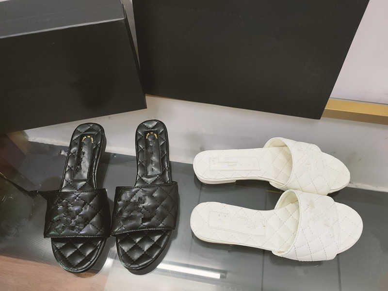 luxurys Beach slippers Women Classic Flats C chain buckle quilted plaid check grid Summer Lazy Designer fashion flip flops leather lady Slide shoes Hotel Bath sandal, Chg2901
luxurys Beach slippers Women Classic Flats C chain buckle quilted plaid check grid Summer Lazy Designer fashion flip flops leather lady Slide shoes Hotel Bath sandal, Chg2901
