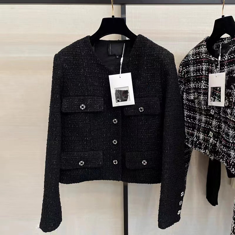 Chan New 2023 spring Women's brand jacket Fashion OOTD high-end autumn winter classic LOGO tweed coat Leisure Spring black Coats cardigan birthday Christmas Day Gift
Chan New 2023 spring Women's brand jacket Fashion OOTD high-end autumn winter classic LOGO tweed coat Leisure Spring black Coats cardigan birthday Christmas Day Gift