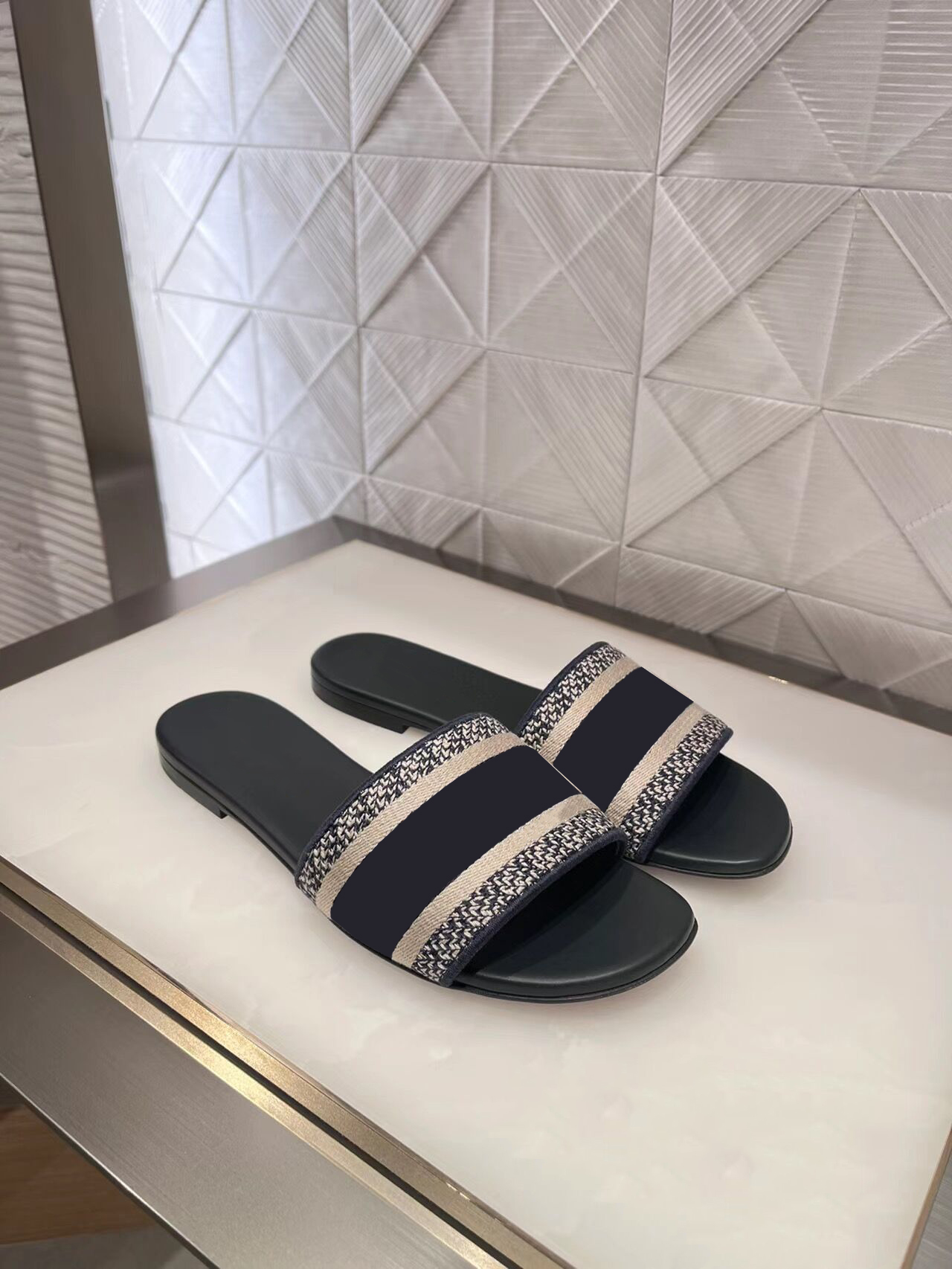 Designer Women Flat Sandals Slides Mule Shoe Luxury Brands Shoes Woman Ladies Summer Flip Flops Slippers Fashion Miller with box, Blue
Designer Women Flat Sandals Slides Mule Shoe Luxury Brands Shoes Woman Ladies Summer Flip Flops Slippers Fashion Miller with box, Blue