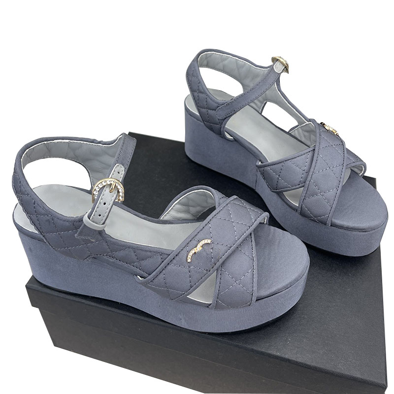 Calfskin Womens Sandals Fish Mouth Wedges Heels Dress Shoes Cloth Adjustable Ankle Buckle Slippers Designer Quilted Texture Gold-tone Metal Slide Leisure Mule
Calfskin Womens Sandals Fish Mouth Wedges Heels Dress Shoes Cloth Adjustable Ankle Buckle Slippers Designer Quilted Texture Gold-tone Metal Slide Leisure Mule