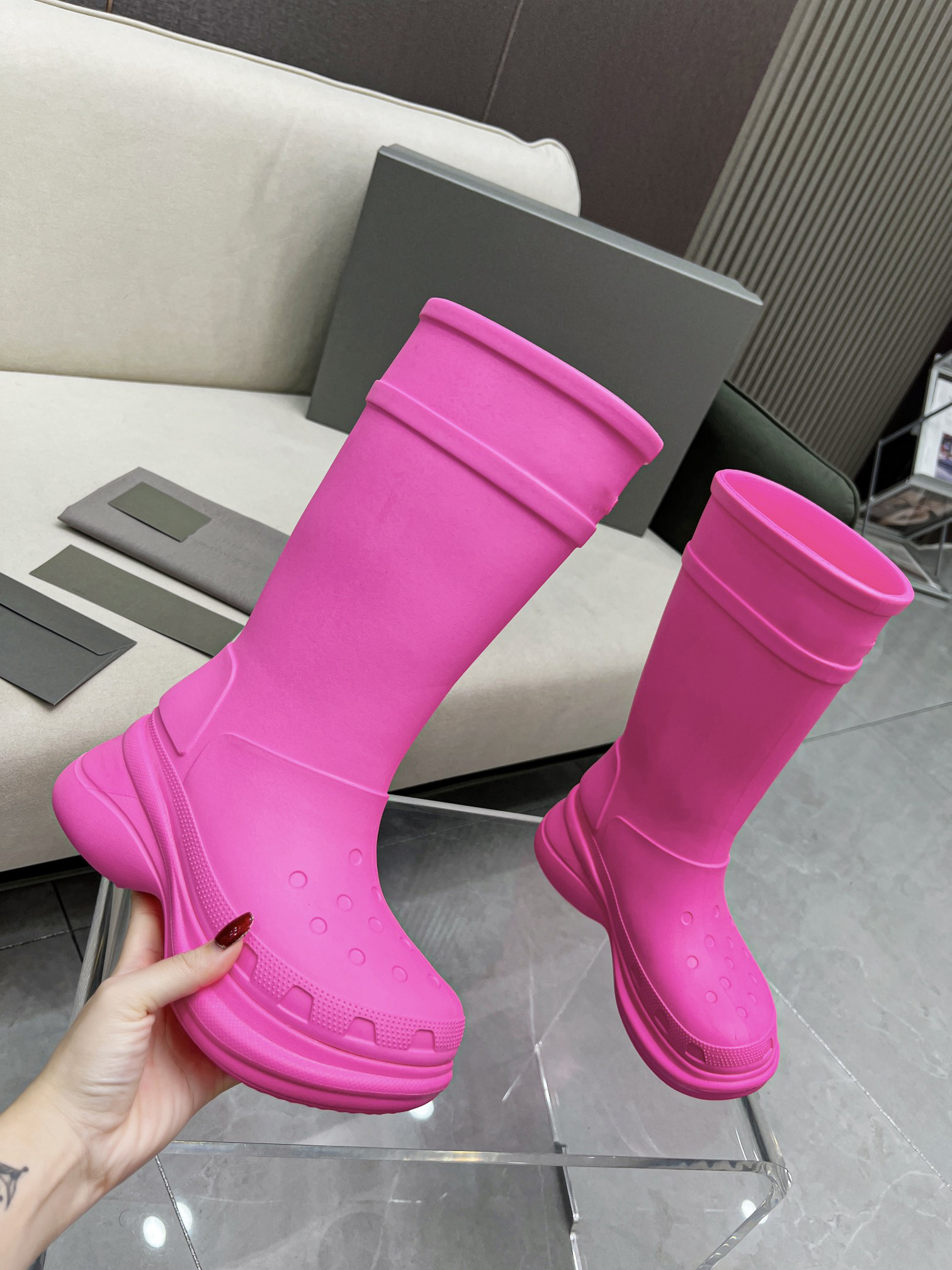 2023 Designer Croc Rubber Boots Women Outdoor Mid-tube Waterproof Rain Rubber Boots Focalistic Luxury brown Bright Pink White Black Green Size 35-42, Color3
2023 Designer Croc Rubber Boots Women Outdoor Mid-tube Waterproof Rain Rubber Boots Focalistic Luxury brown Bright Pink White Black Green Size 35-42, Color3