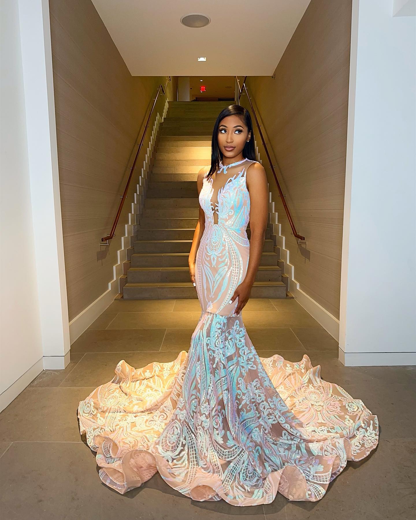 Stunning Sequined Lace Prom Dresses Mermaid Evening Gowns Sheer Jewel Neckline Sweep Train Plus Size Special Occasion Formal Wear