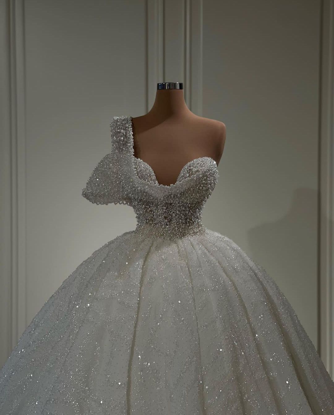 Sparkly Ball Gown Wedding Dresses Sleeveless Sweetheart One Shoulder Sequins Appliques Beaded Ruffles Pearls Bridal Gowns Plus Size Custom Made Vestid