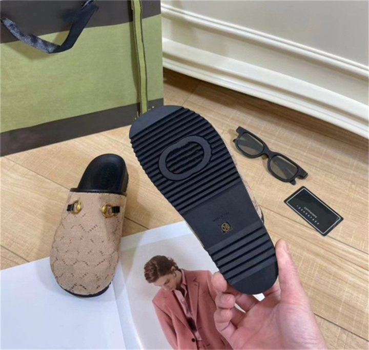 2023 Designer Leather Women Slippers Luxury Brand Letter Muller Shoes Matal Buckle Scuffs Outdoor Beach Hotel Baotou Round Toe Non-slip Fashion Men's Slippers 35-45, Color 8
2023 Designer Leather Women Slippers Luxury Brand Letter Muller Shoes Matal Buckle Scuffs Outdoor Beach Hotel Baotou Round Toe Non-slip Fashion Men's Slippers 35-45, Color 8