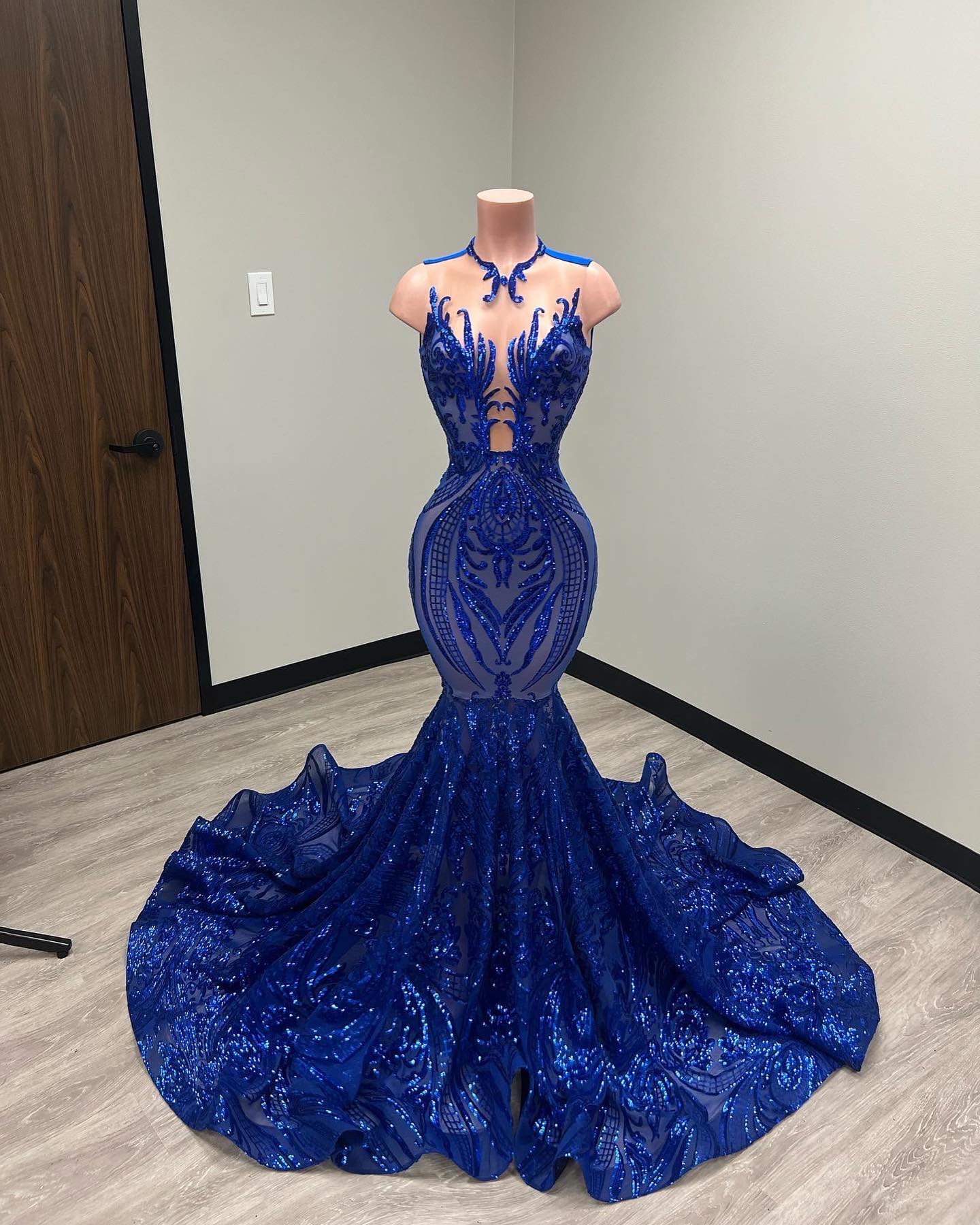 Stunning Sequined Lace Prom Dresses Mermaid Evening Gowns Sheer Jewel Neckline Sweep Train Plus Size Special Occasion Formal Wear