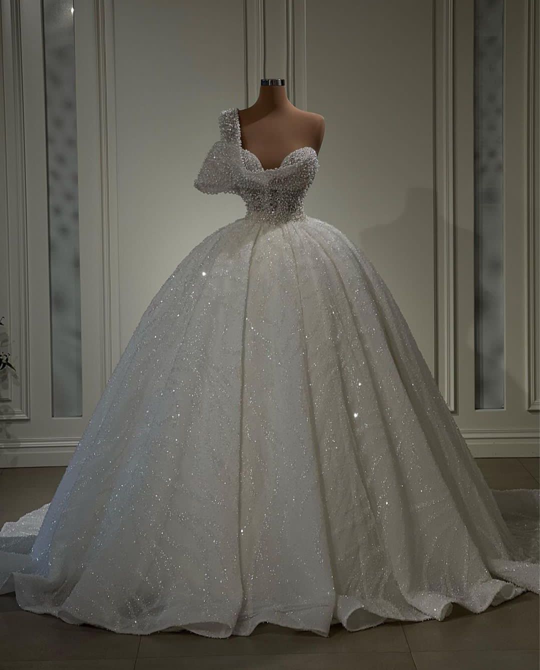 Sparkly Ball Gown Wedding Dresses Sleeveless Sweetheart One Shoulder Sequins Appliques Beaded Ruffles Pearls Bridal Gowns Plus Size Custom Made Vestid