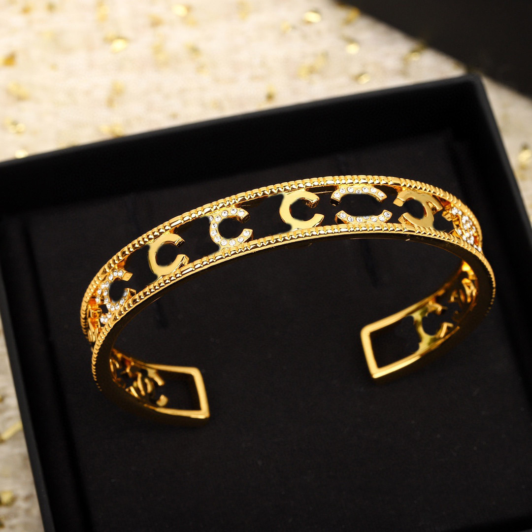 2023 Luxury quality Charm openedd bracelet bangle in two colors and diamond hollow design have box stamp PS3862
2023 Luxury quality Charm openedd bracelet bangle in two colors and diamond hollow design have box stamp PS3862