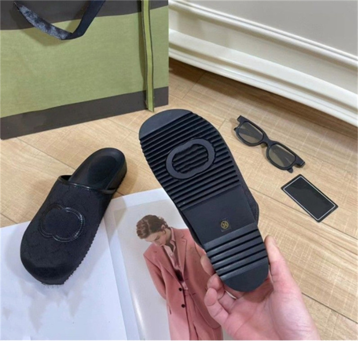 Luxury Brand Letter Muller Shoes Leather Women Slippers Matal Buckle Scuffs Outdoor Beach Hotel Baotou Round Toe Non-slip Fashion Men's Slippers 35-45, Color 1
Luxury Brand Letter Muller Shoes Leather Women Slippers Matal Buckle Scuffs Outdoor Beach Hotel Baotou Round Toe Non-slip Fashion Men's Slippers 35-45, Color 1