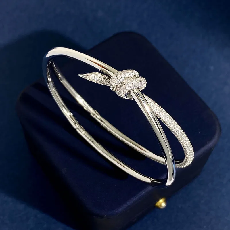 Factory designer bangle T brand bracelet gold chain knot half diamond luxury letter openwork studded 18K plated 925 titanium wedding couple gifts
Factory designer bangle T brand bracelet gold chain knot half diamond luxury letter openwork studded 18K plated 925 titanium wedding couple gifts