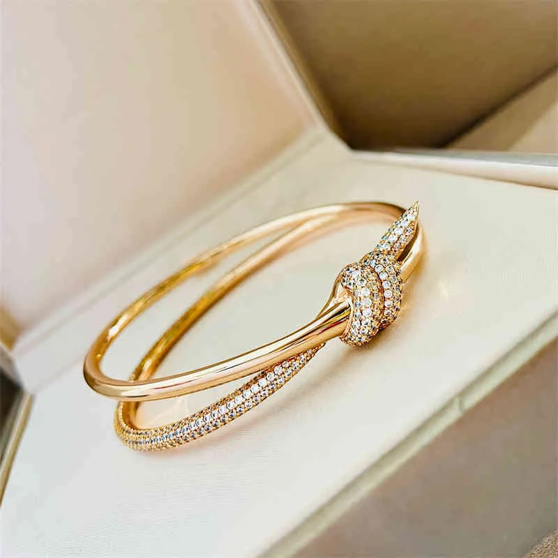 T brand knot half diamond gold bracelet luxury designer letter hollow bracelet diamond 18K plated 925 stainless steel wedding couple gift
T brand knot half diamond gold bracelet luxury designer letter hollow bracelet diamond 18K plated 925 stainless steel wedding couple gift