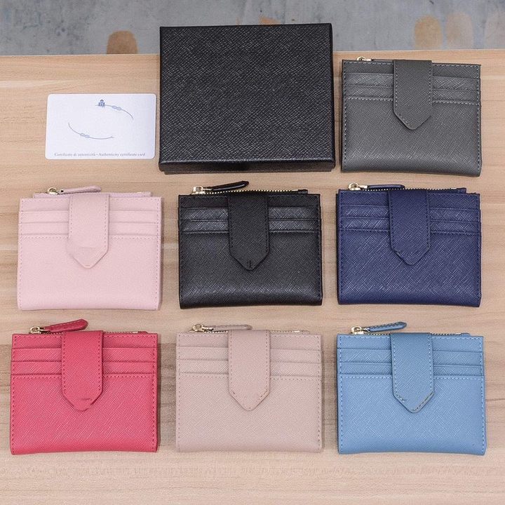 Saffiano Leather Small Wallet Credit Card Slots Bill Compartment Document Pocket Enameled Metal Triangle Logo Lettering Hardware Wallets Luxury Designer Purses
Saffiano Leather Small Wallet Credit Card Slots Bill Compartment Document Pocket Enameled Metal Triangle Logo Lettering Hardware Wallets Luxury Designer Purses