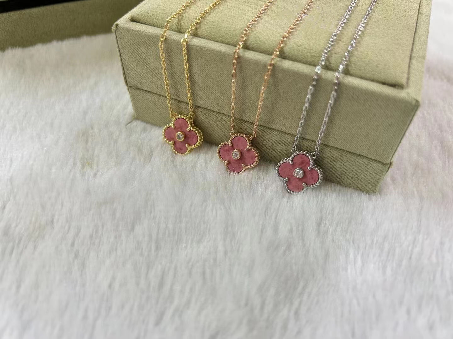 Luxury VAN brand Designer pendant Necklaces 18K Gold cross chain rose pink clover 15MM 4 Leaf Flower choker necklace Nice Top A Jewelry
Luxury VAN brand Designer pendant Necklaces 18K Gold cross chain rose pink clover 15MM 4 Leaf Flower choker necklace Nice Top A Jewelry
