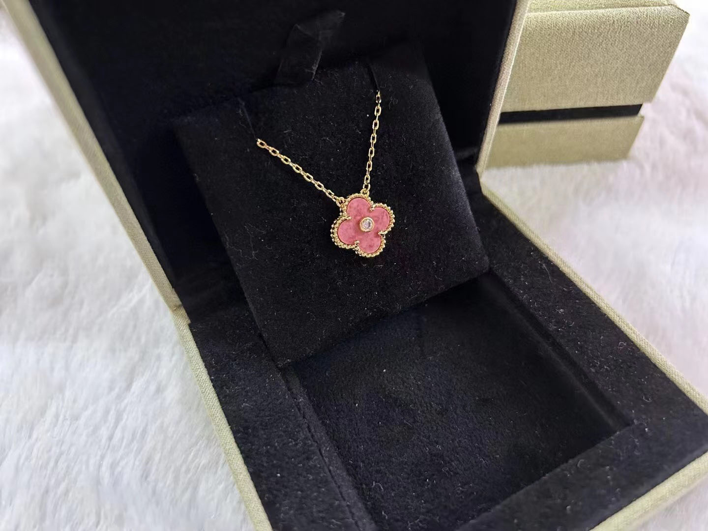 Luxury VAN brand Designer pendant Necklaces 18K Gold cross chain rose pink clover 15MM 4 Leaf Flower choker necklace Wedding Jewelry
Luxury VAN brand Designer pendant Necklaces 18K Gold cross chain rose pink clover 15MM 4 Leaf Flower choker necklace Wedding Jewelry