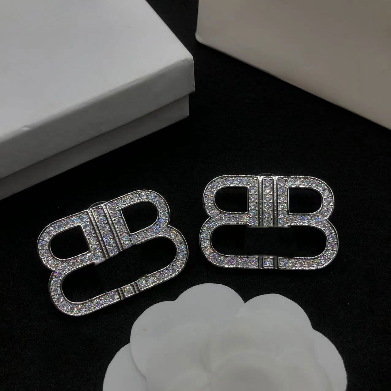 Men and women design brooch brand designer letters exaggerated design big earrings famous brand retro earrings rhinestones suit brooch jewelry shoes bag
Men and women design brooch brand designer letters exaggerated design big earrings famous brand retro earrings rhinestones suit brooch jewelry shoes bag