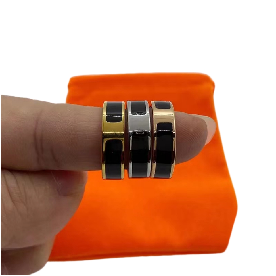Designer Rings Man Woman Deluxe High End Enamel Letter Rings Unisex Classic Fashion Ring Titanium Steel 18k Gold Party Wedding Christmas Jewelry Gifts